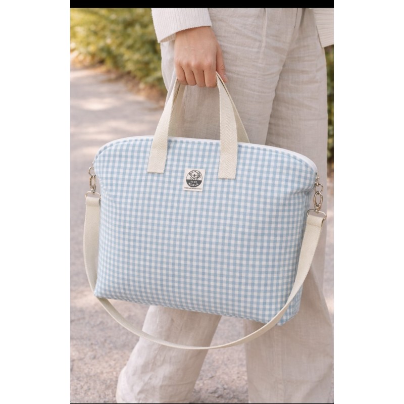 Bolso de maternidad  acolchado y hecho a mano en tejido seersucker color azul turquesa claro