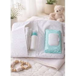 Portapañales Vichy Gris Claro Pastel combinado con estrellitas grises sobre fondo blanco roto